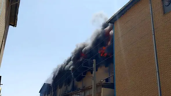 آتش‌سوزی گسترده ۳ کارخانه در جاده دماوند + عملیات با بالگرد آب‌رسان + فیلم و عکس