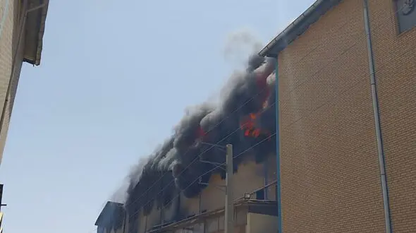 آتش‌سوزی گسترده ۳ کارخانه در جاده دماوند + عملیات با بالگرد آب‌رسان + فیلم و عکس