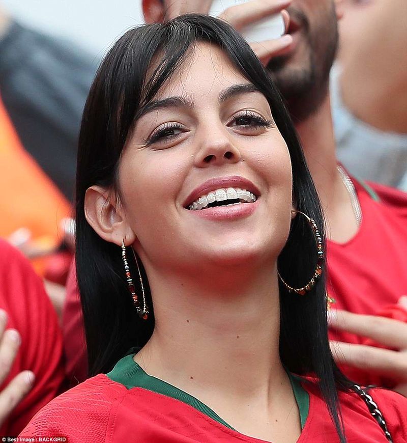 4D72498800000578-5865807-Getting_things_straight_Georgina_also_wore_a_distinctive_set_of_-a-142_1529508539211