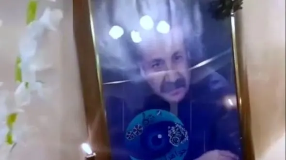 فیلم / نگاهی به چیدمان میز عزای سعید پیردوست، هنرمند تازه درگذشته با گل سفید و شمعدان های آنتیک /روحش شاد و یادش گرامی