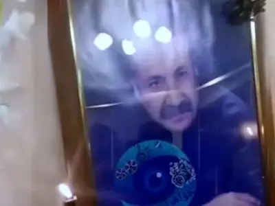 فیلم / نگاهی به چیدمان میز عزای سعید پیردوست، هنرمند تازه درگذشته با گل سفید و شمعدان های آنتیک /روحش شاد و یادش گرامی