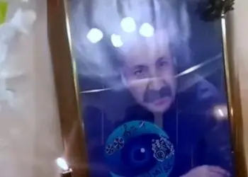 فیلم / نگاهی به چیدمان میز عزای سعید پیردوست، هنرمند تازه درگذشته با گل سفید و شمعدان های آنتیک /روحش شاد و یادش گرامی