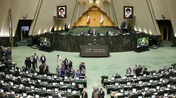 تصویری از چانه‌زنی نمایندگان زن پارلمان با قالیباف که سوژه عکاسان شد