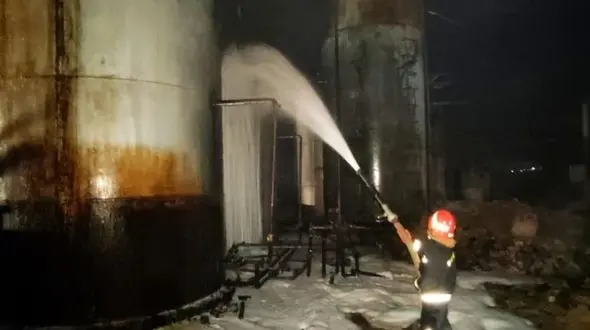 مهار آتش کامیون واژگون شده در دلیجان + فیلم