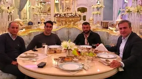 نگاهی به دکوری‌های بامزه ویترین خانه پوریا پورسرخ که در مسافرت به کشورهای مختلف خریده+ویدیو/ سلیقه جالب آقای بازیگر در انتخاب تابلو برای دیوار منزلش