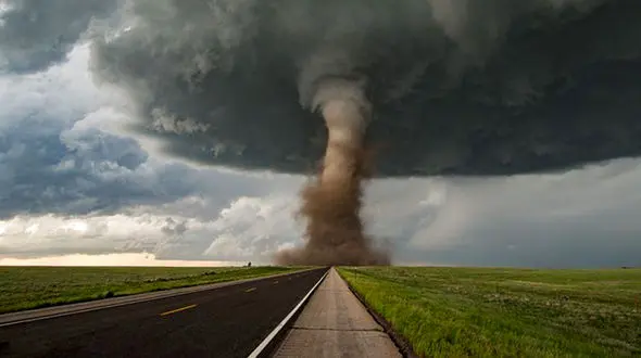 
عبور تورنادو از بزرگراه تاریخی +عکس
