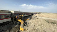 عکس بیل مکانیکی که قطار یزد با آن برخورد کرد / 17 تن کشته شدند