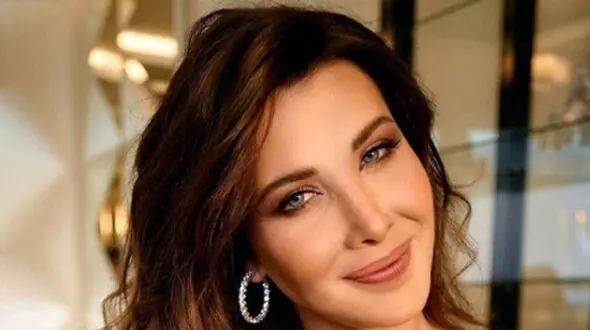 قاب خانوادگی نانسی عجرم با همسر و سه دخترش