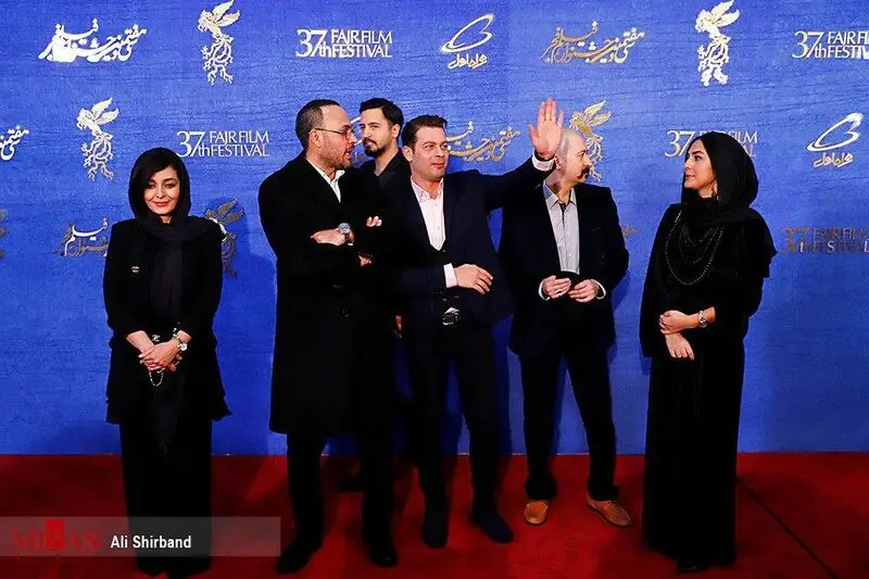 حمید فرخ‌نژاد، ساره بیات و بازیگران «سمفونی نهم» در مراسم فرش قرمز جشنواره فجر