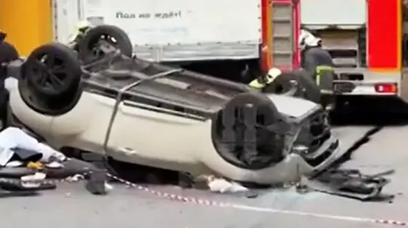 فیلم اشتباه وحشتناک راننده در پدال گاز و ترمز / از مرکز خرید به بیرون پرت شد