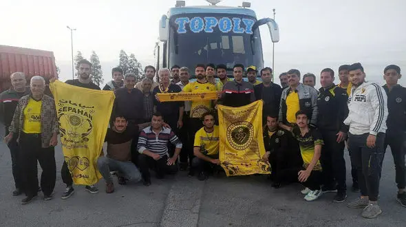 هواداران سپاهان در راه ورزشگاه / پرچم زردت برام مثل بهشته! + فیلم