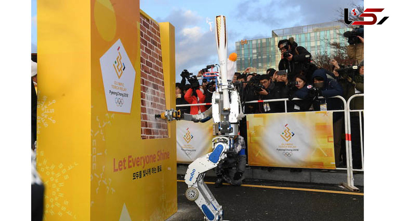 ربات هوبو مشعل المپیک زمستانی را حمل کرد