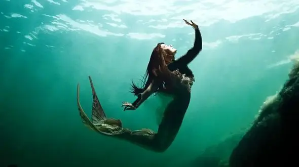 این دختر ایرانی  لقب پری دریایی  دارد + عکس دختر زیبا و عجیب الخلقه !