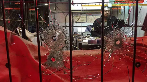 عکس هولناک / حمله 2 دزد مسلح به طلافروشی تهرانسر / شب گذشته رخ داد