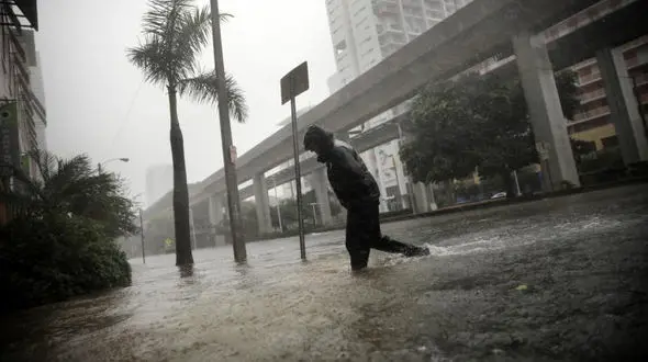 لحظه ورود طوفان ایرما به شهر میامی +فیلم