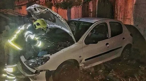 سقوط حادثه ساز پژو 206 به کانال آب در سعادت آباد + عکس 