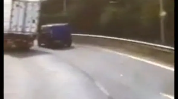 ببینید /  واژگونی مرگبار کامیون روی خودروی سواری + فیلم