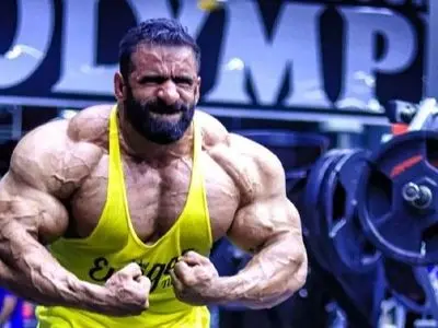 فیلم/ هادی چوپان: انگشتر ریز زیاد جلوه نمیده انگشتر درشت دوست دارم؛ دستی که 200 کیلو وزنه میزنه که 10 گرم چیزی نیست