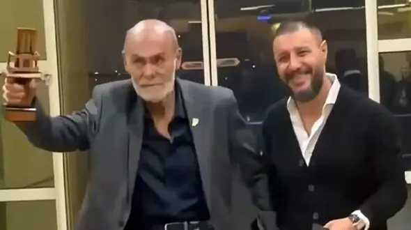 آواز معروفا؛ رقص جنجال بر انگیز جمشید هاشم پور  و جواد عزتی نخورن زمین