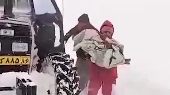 فیلم لحظه نجات کودک بیمار تنفسی در دهستان  