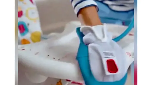 دستکش ساده‌ای که یک اتوی همه کاره است! + فیلم