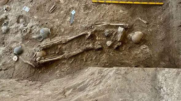 عکس کشف گور‌های اشرافی ۳۵۰۰ ساله در تکیه خاله سلطان