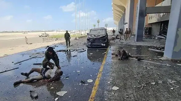  انفجار در فرودگاه عدن یمن / عکس جنازه های سوخته + فیلم لحظه انفجار