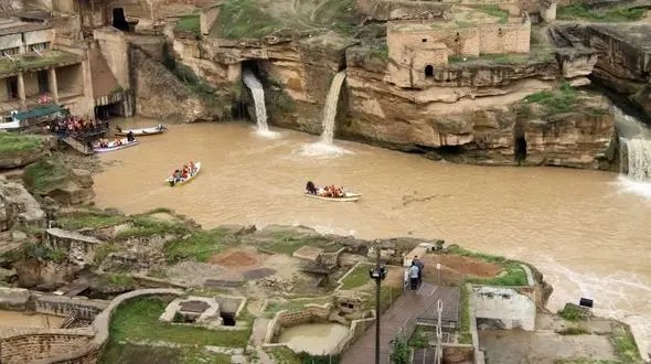 بازدید گردشگران از سازه های آبی جهانی شوشتر