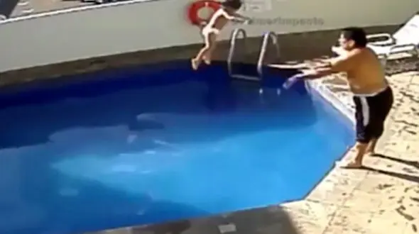 100 سال زندان برای ناپدری که دخترخوانده اش را در استخر غرق کرد  + فیلم