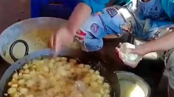 مرد فلافل فروش از روغن داغ نمی ترسد + فیلم باورنکردنی 