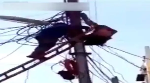 تلاش مردم برای رهایی مردی از میان کابل های برق آتشین+ فیلم