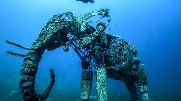 باب شدن  مجسمه و صخره مصنوعی برای گردشگران دریا