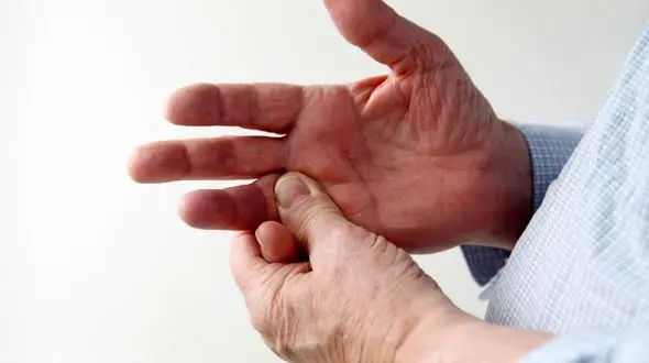 علت کرختی دست ها چیست؟