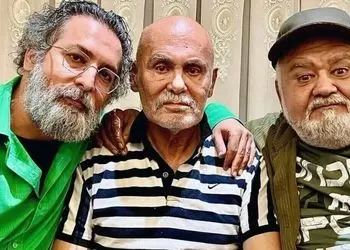 عکس/ چیدمان خانه لوکس و دلباز جمشید هاشم پور، پیشکسوت سینمای ایران و بوفه شیک و پر از جایزه  های سینمایی/ چه سلیقه زیبایی