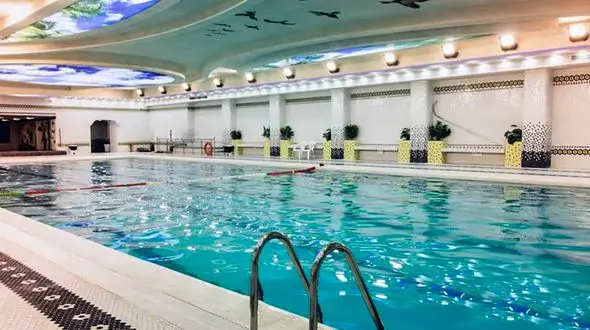 عکس لو رفته 2 بازیگر ایرانی در استخر ! / چرا همدیگر را نشان می دهند !