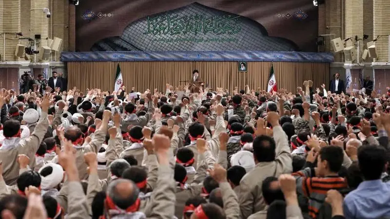 رهبر انقلاب در دیدار هزاران نفر از قشرهای مختلف بسیجی 