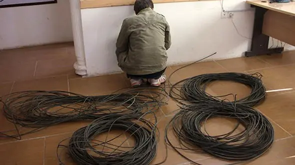 مرد تبهکار عامل قطعی تلفن در آبادان بود / در حال سوزاندن کابل ها دستگیر شد!