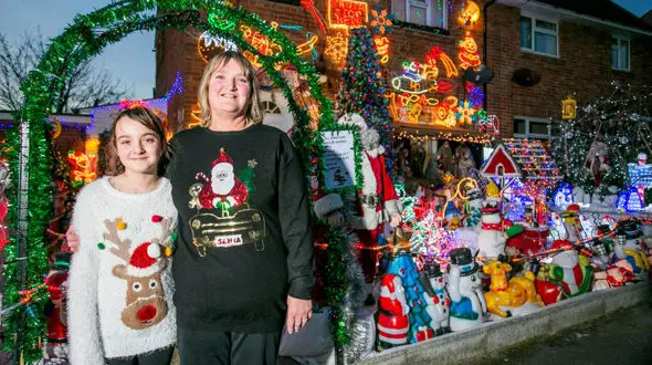 استقبال از کریسمس با 20 هزار چراغ رنگی + تصویر