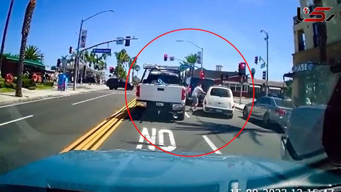 فیلم درگیری هولناک 2 راننده عصبانی در وسط خیابان در روز روشن / ببینید