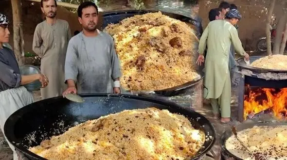 200 کیلو قابلی پلو برای عروسی افغان‌ ها؛ تماشای فرایند پخت / فیلم