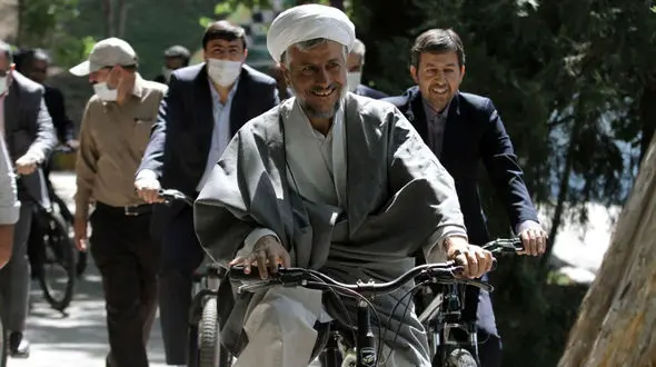 دوچرخه سواری نخستین امام جمعه ایران + عکس