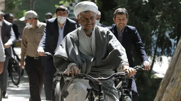 دوچرخه سواری نخستین امام جمعه ایران + عکس