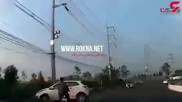 زنده ماندن راننده موتور پس از تصادف وحشتناک با خودرو + فیلم 