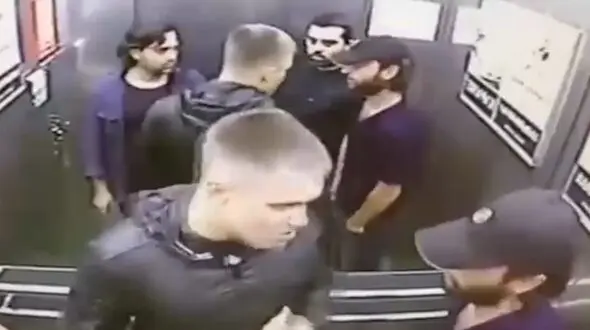 صحنه زد و خورد عجیب 4 جوان در اطاقک آسانسور + فیلم