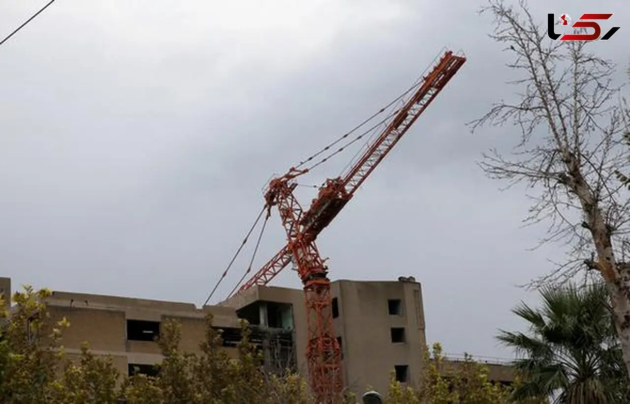 سقوط تیر برق جان راننده جرثقیل را گرفت