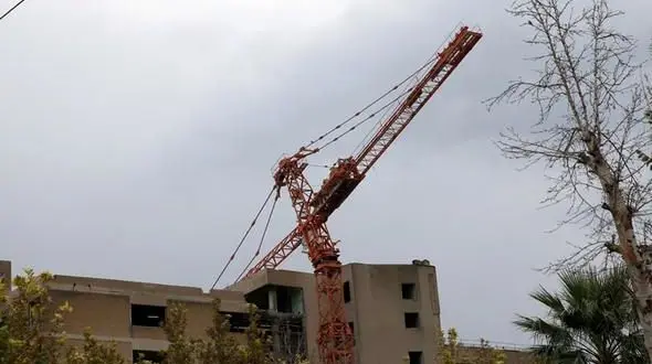 سقوط تیر برق جان راننده جرثقیل را گرفت