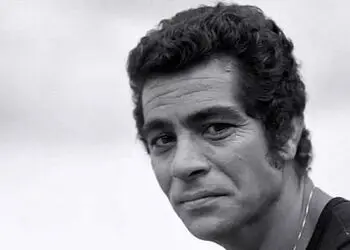 سفر در زمان/ بهروز وثوقی در حال دریافت تقدیرنامه از دست عارف؛ سال 49