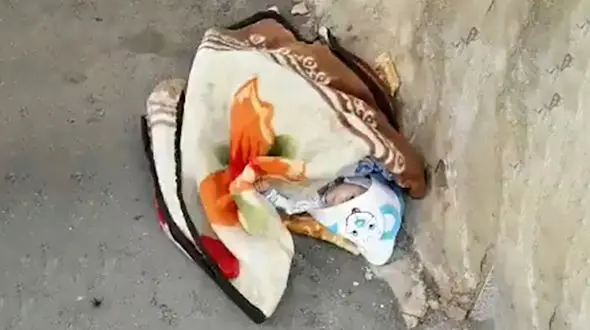 عکسی تکاندهنده از یک نوزاد رها شده در شهرضا + فیلم