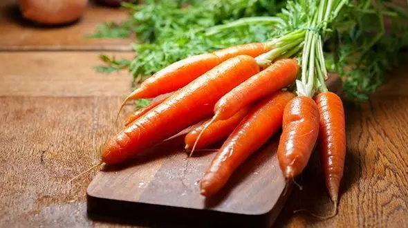 پوستی زیبا با مصرف این مواد غذایی/خوراکی هایی که به جنگ جوش های پوستی می روند