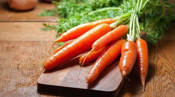 پوستی زیبا با مصرف این مواد غذایی/خوراکی هایی که به جنگ جوش های پوستی می روند